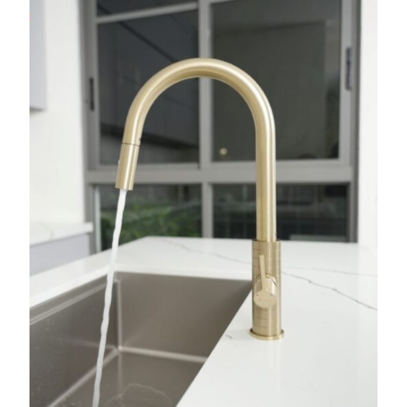 Hình ảnh thực tế vòi rửa bát nóng lạnh Konox Venice Gold có dây rút Hình ảnh thực tế vòi rửa bát nóng lạnh Konox Venice Gold có dây rút