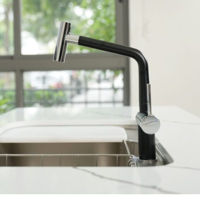 Hình ảnh thực tế vòi rửa bát nóng lạnh Konox Volta Black có dây rút Hình ảnh thực tế vòi rửa bát nóng lạnh Konox Volta Black có dây rút