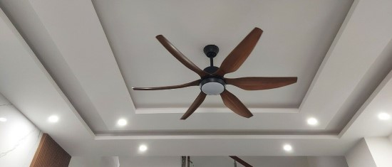 Quạt trần phòng khách 4 quat tran Da dang che do gio va anh sang